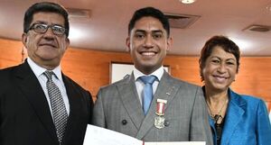 Diario HOY | Joel Sandino, condecorado por la Municipalidad de Asunción