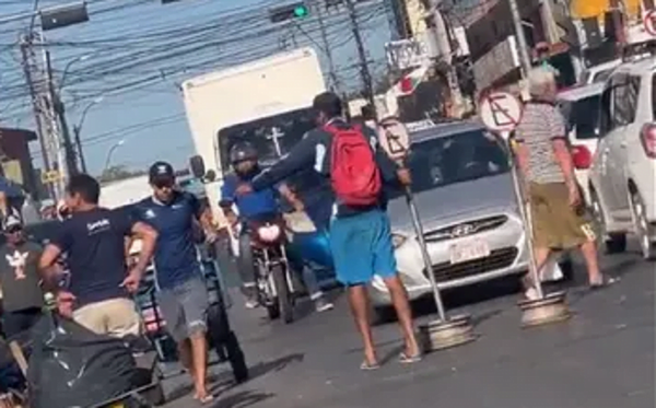 Un hombre cierra Rodríguez de Francia en pleno Mercado 4 para pelear “con tranquilidad” - Noticiero Paraguay