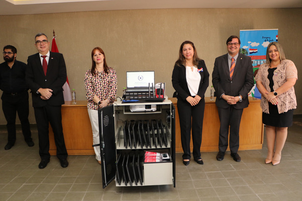 MEC entrega laboratorios informáticos móviles a instituciones de educación inclusiva - .::Agencia IP::.
