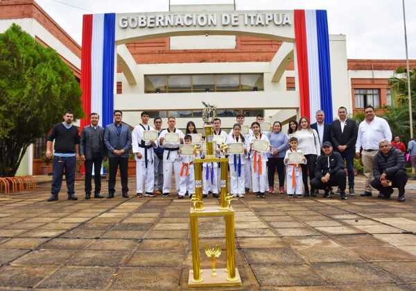 ENTREGAN RECONOCIMIENTO A TAEKWONDISTAS ENCARNACENOS CON BRILLANTE PARTICIPACIÓN EN CERTAMEN INTERNACIONAL