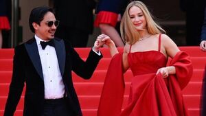 Jennifer Lawrence lució zapatillas negras con su vestido rojo de Dior