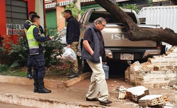 Funcionario aduanero chocó con vehículo de la institución