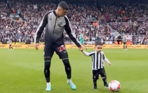 Versus / ¡El tierno momento del primer gol del hijo de Almirón en el estadio del Newcastle!