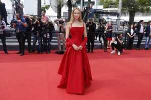 Jennifer Lawrence lució zapatillas negras con su vestido rojo pasión