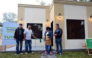 Emotiva entrega de la primera casa de TUYO - Empresariales - ABC Color