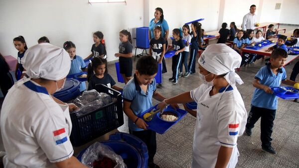 Evidencian mala gestión en almuerzo, en un colegio sobra y en otros falta