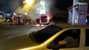 Camioneta arde en llamas en una gasolinera en Fernando de la Mora