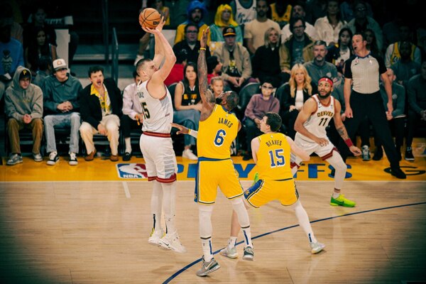 Versus / Denver barre a los Lakers de LeBron y jugará sus primeras Finales de NBA