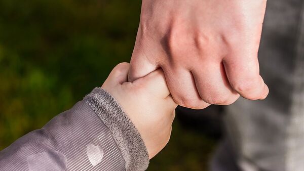 Niña de 2 años es devuelta por el papá tras estar días desaparecida