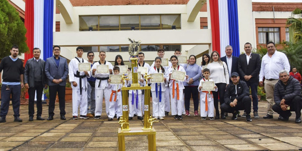 TAEKWONDISTAS ENCARNACENOS RECIBIERON RECONOCIMIENTO - Itapúa Noticias