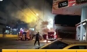 Auto ardió en llamas en una estación de servicio | Telefuturo