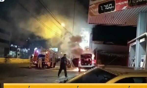 Auto ardió en llamas en una estación de servicio | Telefuturo