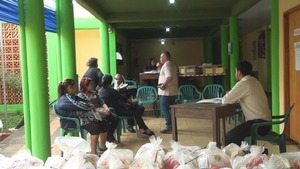 Coordinador departamental de educación y representante de la EBY entregan aporte institucional en Encarnación
