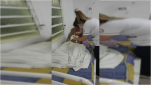 Joven embarazada bajó del bus y ya no pudo más: ¡dio a luz en plena calle!
