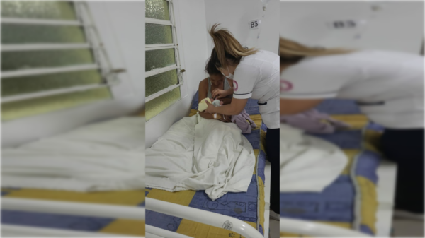 Joven embarazada bajó del bus y ya no pudo más: ¡dio a luz en plena calle!