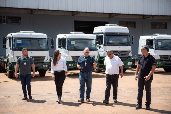 Grupo Condor entregó seis unidades de camiones Mercedes-Benz a la empresa Agrofértil