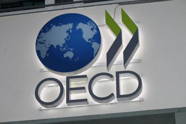 El crecimiento del PIB en la OCDE se aceler贸 ligeramente en el primer trimestre, al 0,4% - Revista PLUS