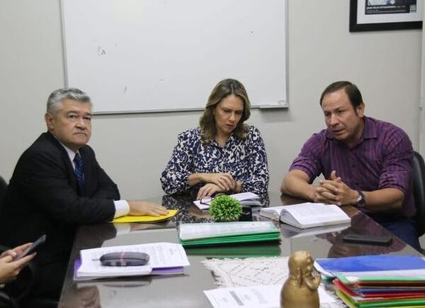 Comisión de Asuntos Constitucionales dictamina por el desafuero de Erico Galeano · Radio Monumental 1080 AM