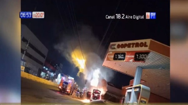 Lujoso rodado ardió en una gasolinera - Noticias Paraguay
