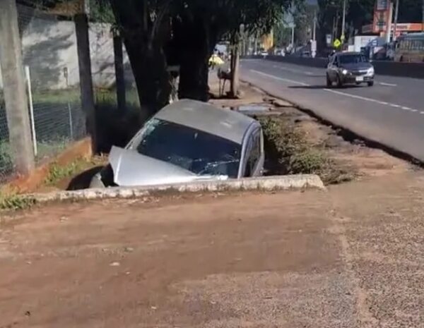 Vehículo abandonado quedó en la cuneta de la Ruta PY02 en Capiatá: policía informa que ya fue retirado - Policiales - ABC Color