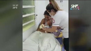 Mujer dio a luz en la vía pública y empleada de un banco la auxilió - SNT