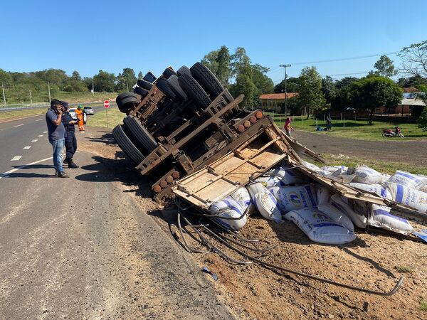 Vuelca un camión de gran porte en Coronel Oviedo - Noticiero Paraguay