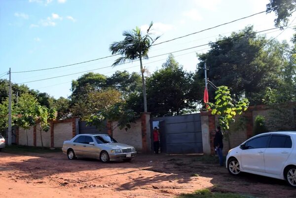 Allanan viviendas de intendente y concejales de Paraguarí e incautan evidencias sobre caso de “proxenetismo” - Nacionales - ABC Color