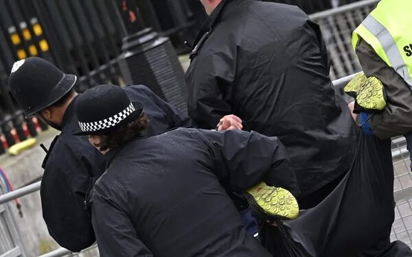 La Policía efectúa varios arrestos tras los disturbios ocurridos en Gales - Mundo - ABC Color