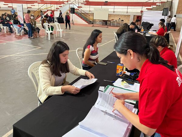 Becas Itaipu: nuevos becarios y técnicos firman acuerdo para el usufructo de ayuda académica - .::Agencia IP::.