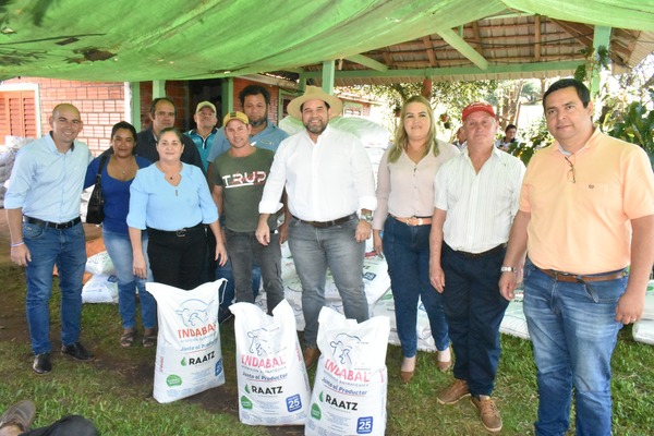 ENTREGAN INSUMOS Y EQUIPAMIENTOS AGROPECUARIOS EN LA ZONA DE ARROYO VERDE EN CAMBYRETÁ