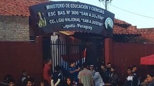 Alumnos toman colegio por director removido por el MEC