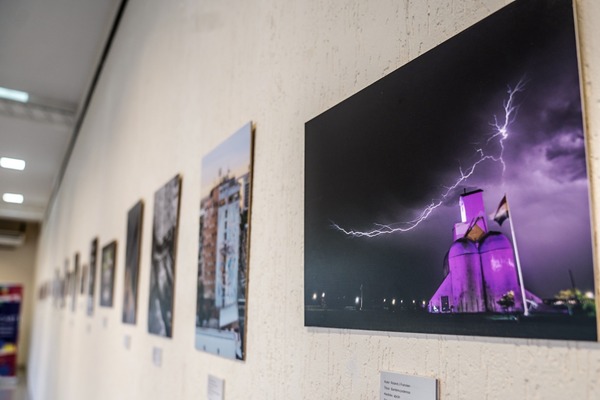 “LA VIDA EN PAUSA” UNA BELLA EXPOSICIÓN DE FOTOGRAFÍAS URBANAS Y CALLEJERAS