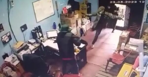 Video: En asalto tipo comando roban G. 100 millones a trabajadores de una empresa  - ABC en el Este - ABC Color