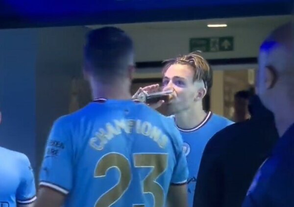 Versus / Jack Grealish probó el fernet que preparó Julián Álvarez y el gesto lo dice todo
