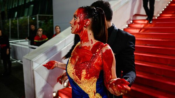 Mujer se baña en sangre en Cannes a favor de Ucrania