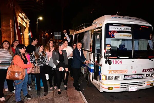 Crisis de transporte: exitoso primer viaje de buses universitarios Derecho-UNA - Economía - ABC Color