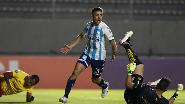 Racing clasifica a octavos de final