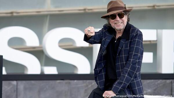 Joaquín Sabina "rompe maleficio" y canta en escenario donde tuvo accidente