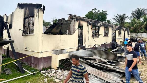 Colegiala provocó incendio que mató a 19 jóvenes en Guyana tras incautarle celular