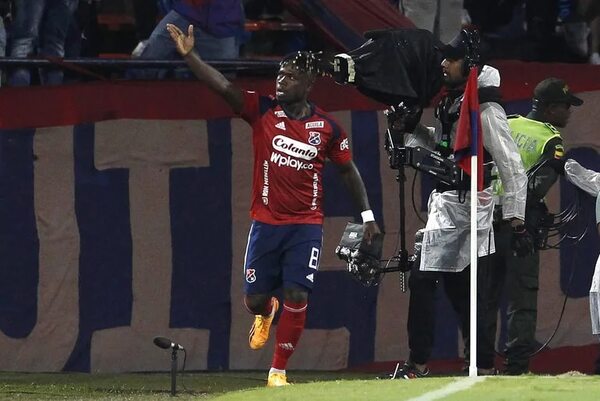 Quiñones completa la remontada que pone al Medellín líder provisional del Grupo B - Fútbol Internacional - ABC Color