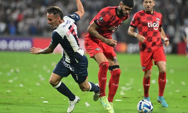 Libertad triunfa en Perú y da pelea en la Copa