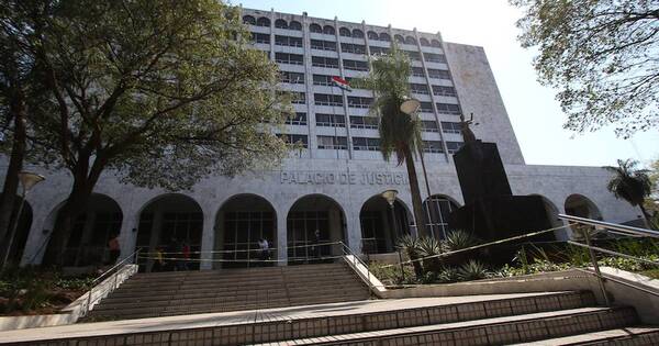La Nación / Rechazan agresión contra fiscal Carina Serón