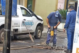 Mientras la Comuna tapa los baches en las calles, ESSAP provoca otros en CDE - La Clave