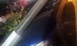 Abandonan vehículo tras chocar columna en Franco