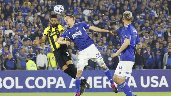 Millonarios vence a Peñarol en un duelo marcado por lluvia