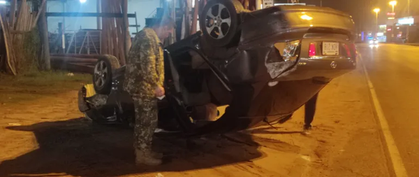 Militar borracho al volante volcó pero salió ileso