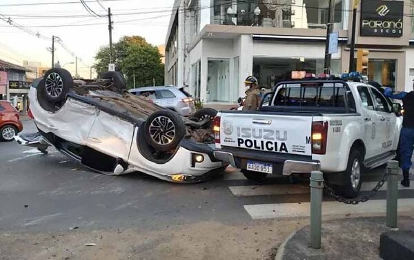 Patrullera provoca choque y vuelco de camioneta en Asunción – Prensa 5