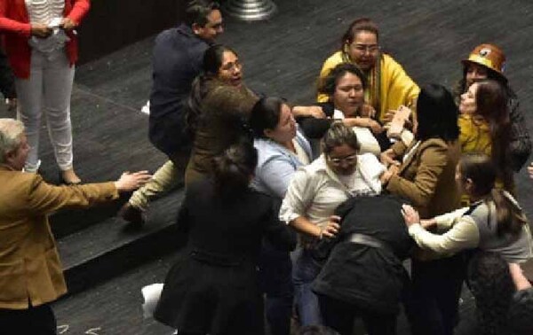 Diputadas terminaron a las trompadas en Congreso boliviano – Prensa 5