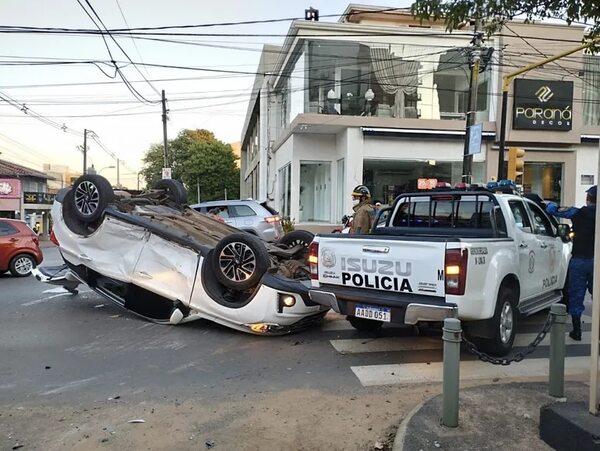 Video: accidente de tránsito con un herido involucra a patrullera de la Policía - Nacionales - ABC Color