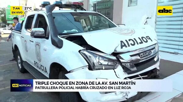 Video: Accidente de tránsito involucra a patrullera de la Policía - ABC Noticias - ABC Color